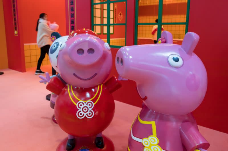 SHANGHAI, CHINA – 22. JANUAR: Peppa Pig-Spielzeuge sind im Peppa Pig-themenorientierten Pop-Up-Store ausgestellt, um das chinesische Neujahr, das Jahr des Schweins, am 22. Januar 2019 in Shanghai, China, zu begrüßen. Das chinesische Neujahr, das Jahr des Schweins, fällt in diesem Jahr auf den 5. Februar. (Foto von Wang Gang / VCG via Getty Images)