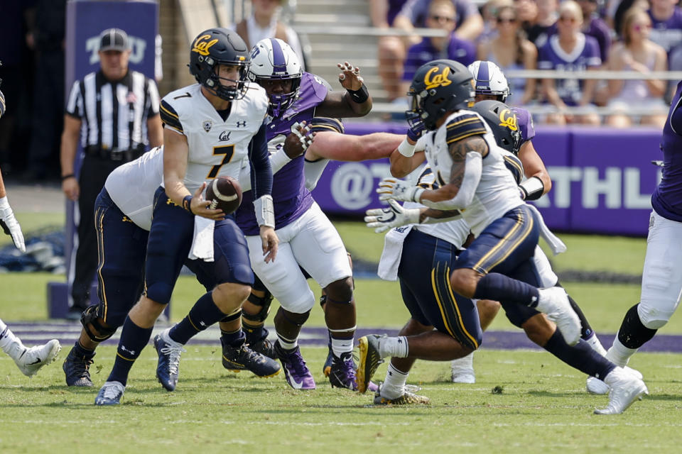 FORT WORTH, TX - SEPTEMBER 11: California Golden Bears quarterback Chase Garbers (7) looks for a running back during the game between the TCU Horned Frogs and the California Golden Bears on September 11, 2021 at    Amon G. Carter Stadium in Fort Worth, Texas. (Photo by Matthew Pearce/Icon Sportswire via Getty Images)