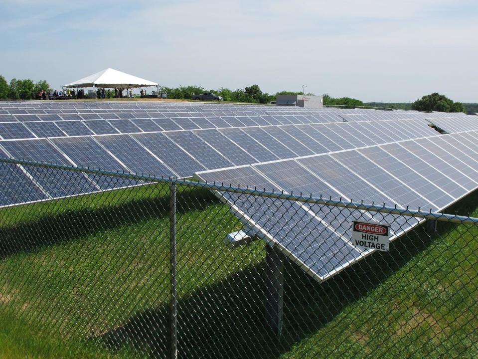 A 1 megawatt solar energy farm in east Memphis officially began operating on Wednesday, April 11, 2012 in Memphis, Tenn. Hundreds of industry members gathered this week in Memphis for a solar energy symposium and the dedication of a 1 megawatt solar farm. Industry leaders also met in Stanton, where Tennessee's largest solar generating facility uses its more than 21,000 panels to harness the sun's energy to output 5 megawatts of power. (AP Photo/Adrian Sainz)