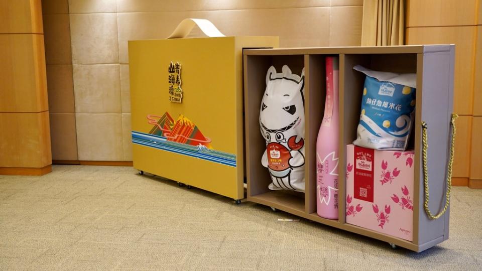 《圖說》新北市推出青春山海線禮盒，首創推出「買禮盒、送遊程」協助地方特產品業者整合性行銷。〈經發局提供〉