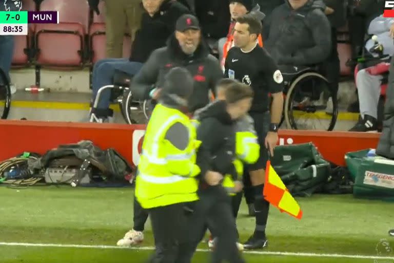 Klopp, enloquecido, insultando al hincha intruso que se metió a festejar al campo de juego de Anfield