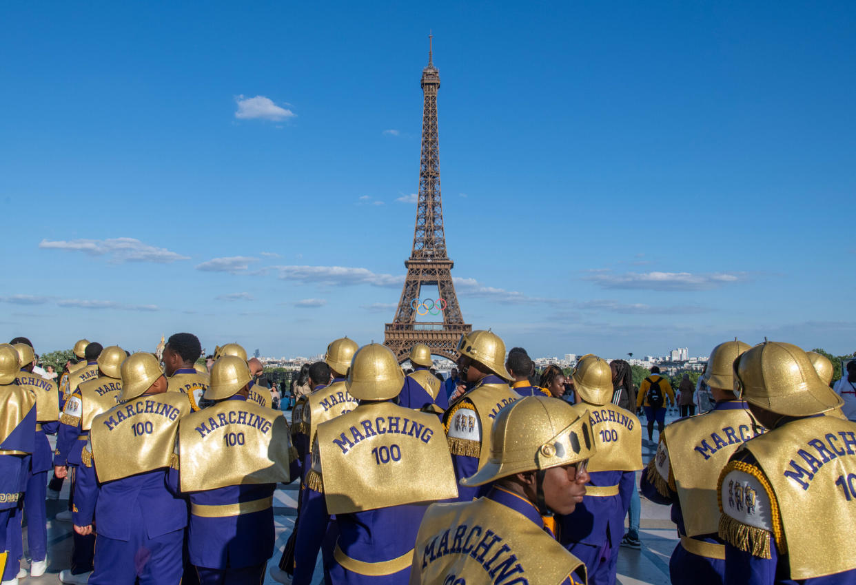 Turistas en la Torre Eiffel, que dominará los partidos de vóleibol de playa de los Juegos Olímpicos. Muchos eventos serán organizados en los sitios históricos de París. (James Hill/The New York Times)