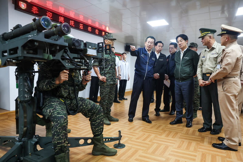 賴總統至海軍陸戰隊66旅勗勉國軍（3） 總統賴清德（前右3）23日下午前往桃園市勗勉海軍 陸戰隊66旅，軍方簡介實戰裝備雙聯裝刺針飛彈；賴 總統表示，期許大家繼續堅持精實勤訓，落實各項任 務目標。 中央社記者吳家昇攝  113年5月23日 