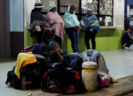 Venezuelan migrants rest with their luggage as they wait to register their entry into Ecuador, at the Rumichaca International Bridge, Ecuador August 9, 2018. Picture taken August 9, 2018. REUTERS/Daniel Tapia