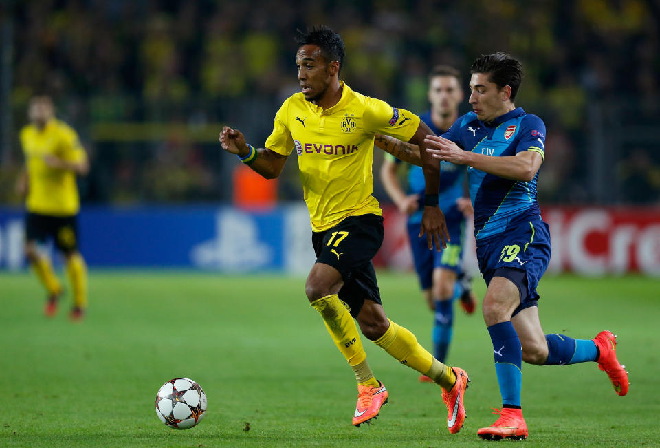 Hector Bellerin (R) of Arsenal challenges Pierre-Emerick Aubameyang (C) of Borussia Dortmund during the UEFA Champions League Group D match between Borussia Dortmund and Arsenal at Signal Iduna Park