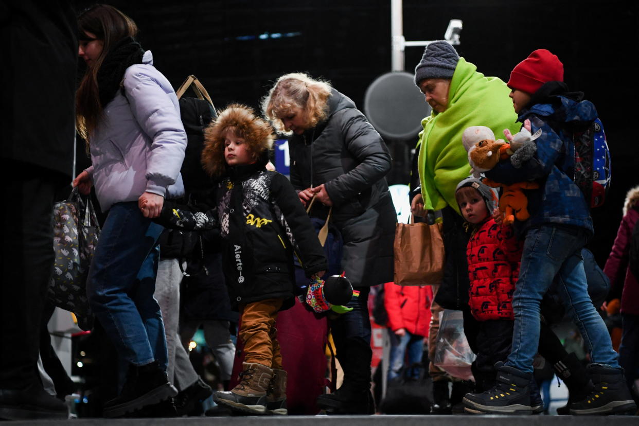 People from Ukraine arrive at Berlin's central station, following Russia's invasion of Ukraine, in Berlin, Germany, March 9, 2022. REUTERS/Annegret Hilse