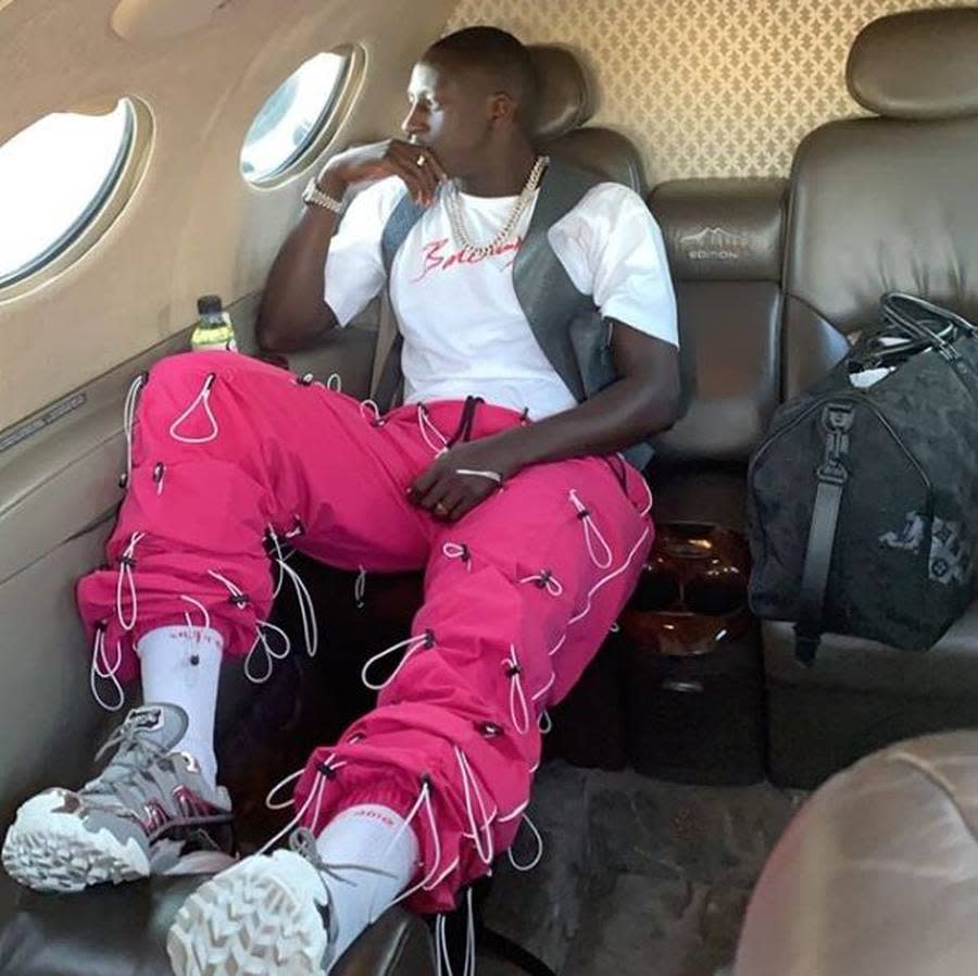 ManCity-Star Benjamin Mendy wagt einen modischen Ausflug und zeigt sich in einer knall-pinken Hose. Chapeau, wer sich das traut!