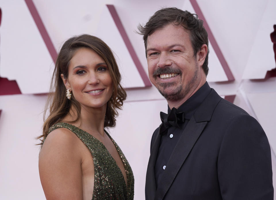 Pippa Ehrlich, izquierda, y James Reed llegan a los Oscar el domingo 25 de abril de 2021 en Union Station en Los Angeles. (Foto AP/Chris Pizzello, Pool)