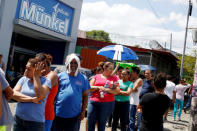 Residents wait in line to enter a reopened supermarket earlier looted by demonstrators during the protests over a reform to the pension plans of the Nicaraguan Social Security Institute (INSS) in Managua, Nicaragua April 23, 2018. REUTERS/Jorge Cabrera