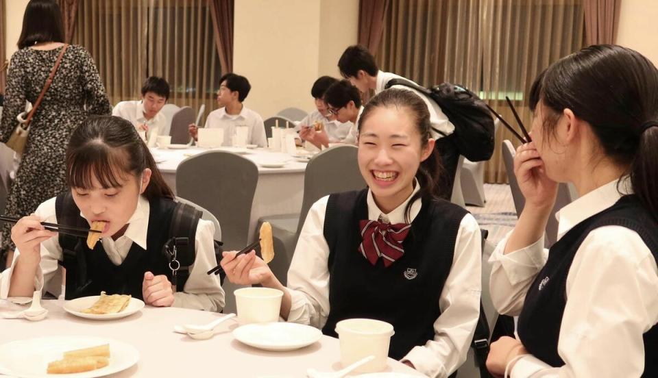 日本「翡翠騎士」148名學生在下榻飯店吃宵夜「蛋餅、杏仁茶、油條、玉米濃湯」。   圖/中華文化總會提供