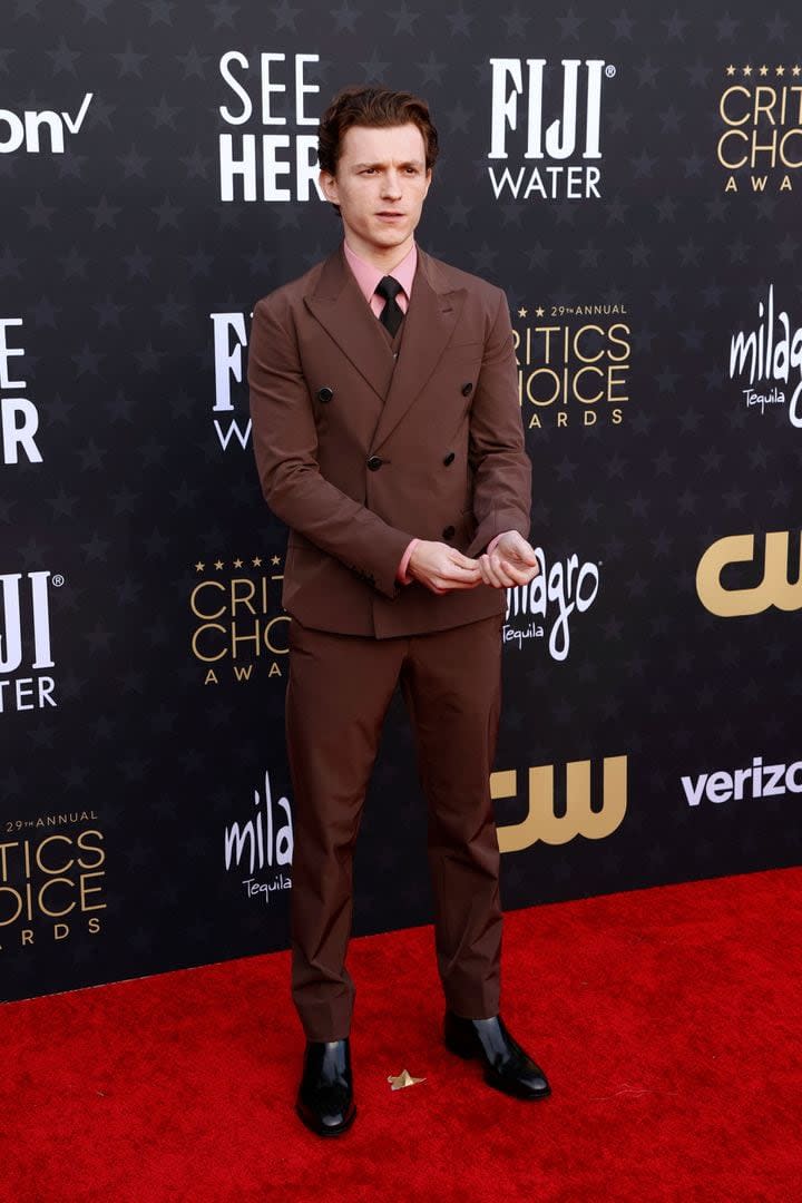 Tom Holland jugó con los colores para la gala de los Critics Choice Awards y optó por un traje café, una camisa rosa y corbata negra de Prada