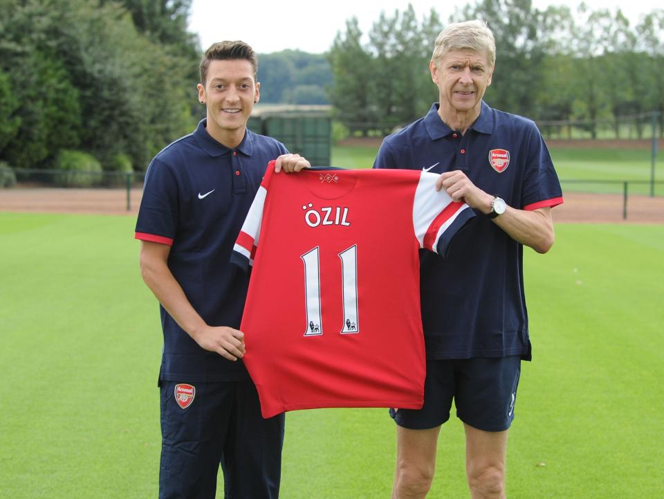 Mesut Ozil is unveiled by Arsene Wenger (Getty)