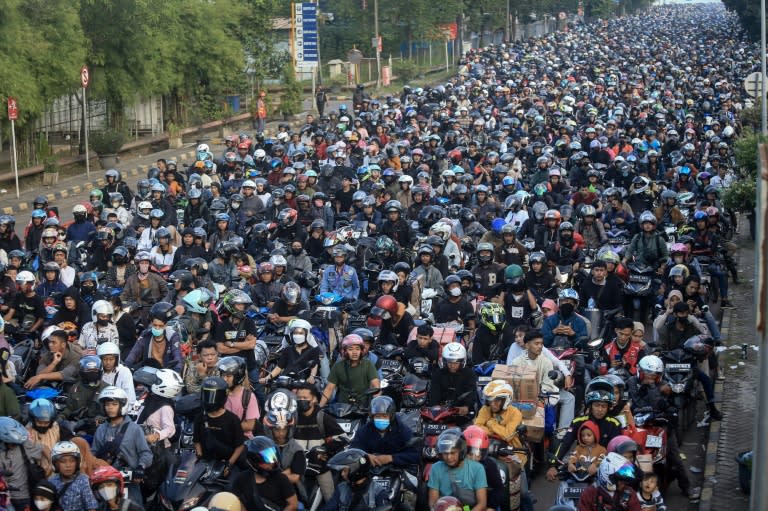 En motos, autos, buses, aviones o barco, millones de indonesios viajaron sus lugares de origen en el éxodo anual para la fiesta Aíd al Fitr que marca el fin del Ramadán y se inicia el miércoles (DZIKI OKTOMAULIYADI)