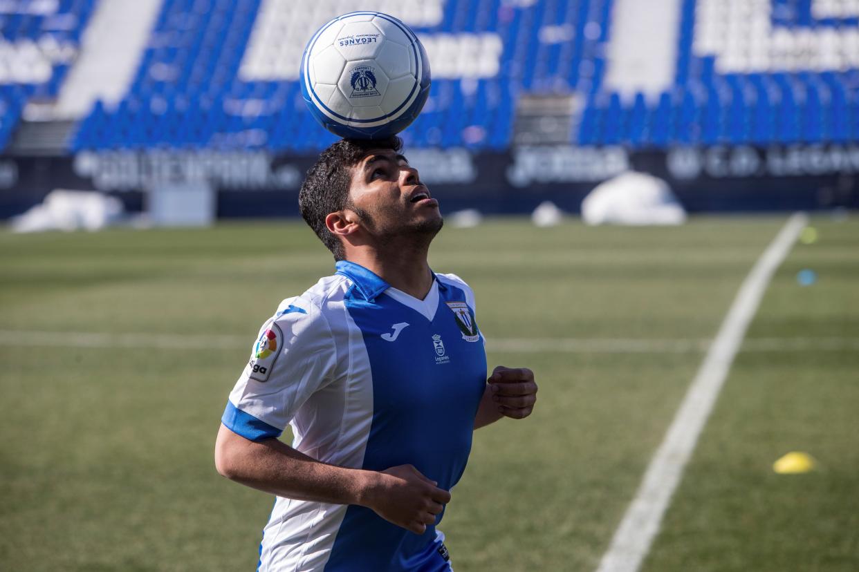 Yahia Al Shehri, en el estadio de Butarque durante su presentación como fichaje del Leganés. EFE/Rodrigo Jiménez