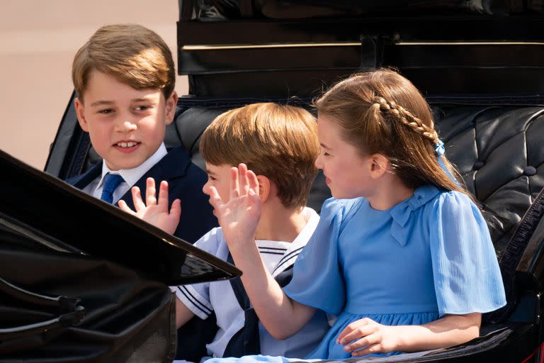 George, Louis y Charlotte viajan en un carruaje tirado por caballos de regreso al Palacio de Buckingham durante el Trooping the Colour por el Jubileo de Platino