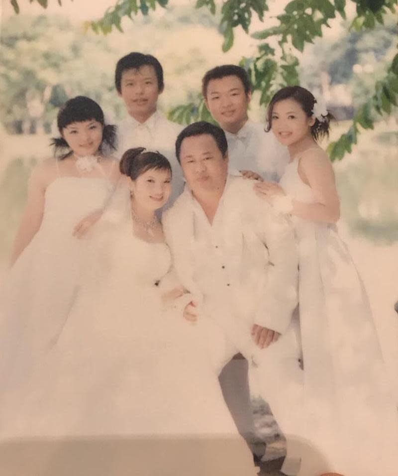 徐佳瑩10幾歲時在媽媽要求下，全家一起穿婚紗、西裝拍全家福。（圖取自徐佳瑩臉書）