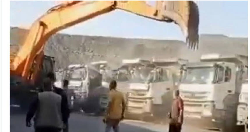 土耳其一名礦工因不滿老闆欠薪，駕駛挖土機摧毀公司5輛卡車。（圖／翻攝自TikTok）