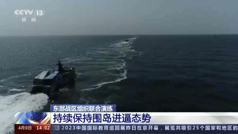 En esta imagen tomada de un video difundido el domingo 9 de abril de 2023 por la televisión china CCTV, barcos de la armada china participan en un simulacro militar en el estrecho de Taiwán. 