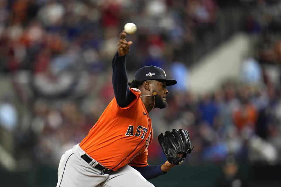 El dominicano Cristian Javier, de los Astros de Houston, lanza en el tercer juego de la Serie de Campeonato de la Liga Americana ante los Rangers de Texas, el miércoles 18 de octubre de 2023, en Arlington (AP Foto/Julio Cortez)