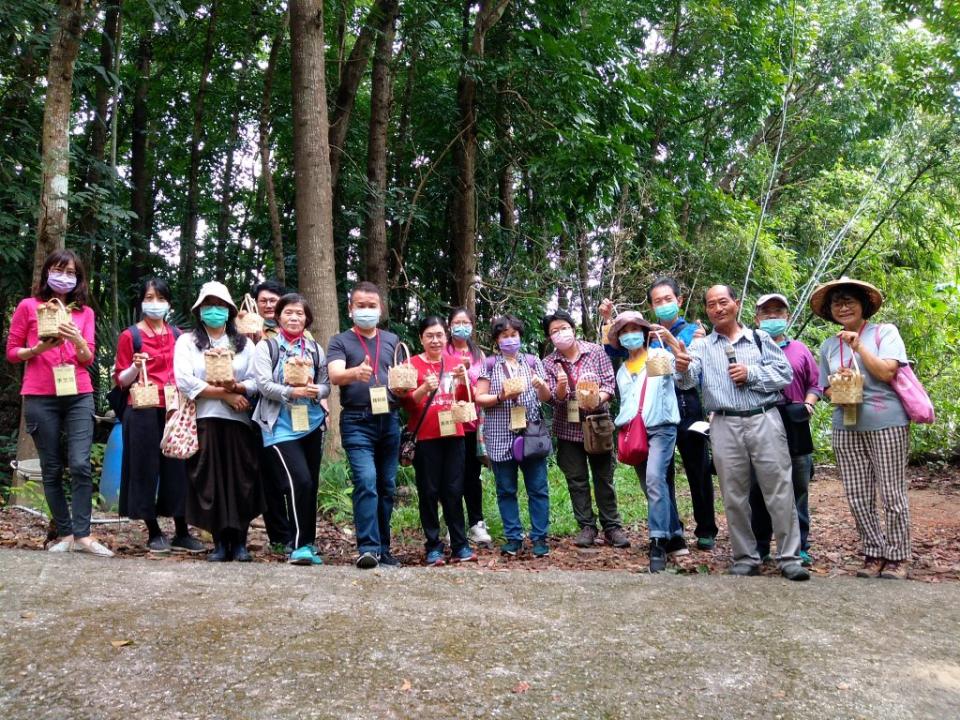 澄山社區舉辦「筍來筍去澄山遊趣小旅行」，提竹籃採菇趣。（記者張淑娟攝）