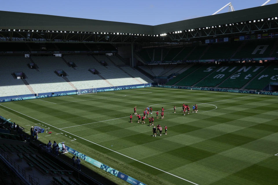 Canadese spelers lopen het veld op in Stade Geoffroy-Guichard voorafgaand aan de Olympische Zomerspelen van 2024, dinsdag 23 juli 2024, in Saint-Etienne, Frankrijk.  Canada speelt op donderdag 25 juli tegen Nieuw-Zeeland.  (AP-foto/Silvia Izquierdo)