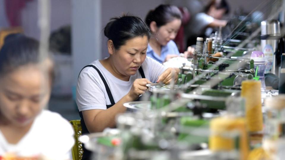 Mujeres trabajando en una fábrica en China. Trump se ha quejado de las prácticas comerciales de China desde antes de que tomara posesión del cargo en 2016. Foto: Getty Images. 