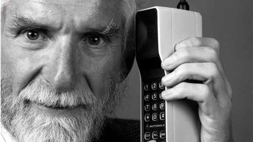 Martin Cooper con el primer teléfono móvil.