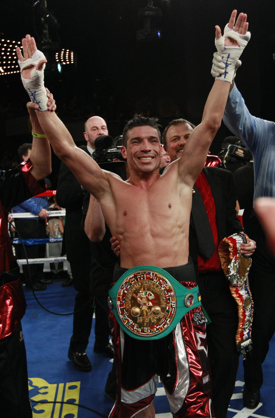 El argentino Sergio Martínez celebra en el cuadrilátero su triunfo sobre el británico irlandés Matthew Macklin, al que derrotó por nocáut técnico en una pelea de peso mediano, en Nueva York, el sábado 17 de marzo de 2012. La pelea fue detenida en el undécimo y penúltimo asalto. (AP foto/Frank Franklin II)