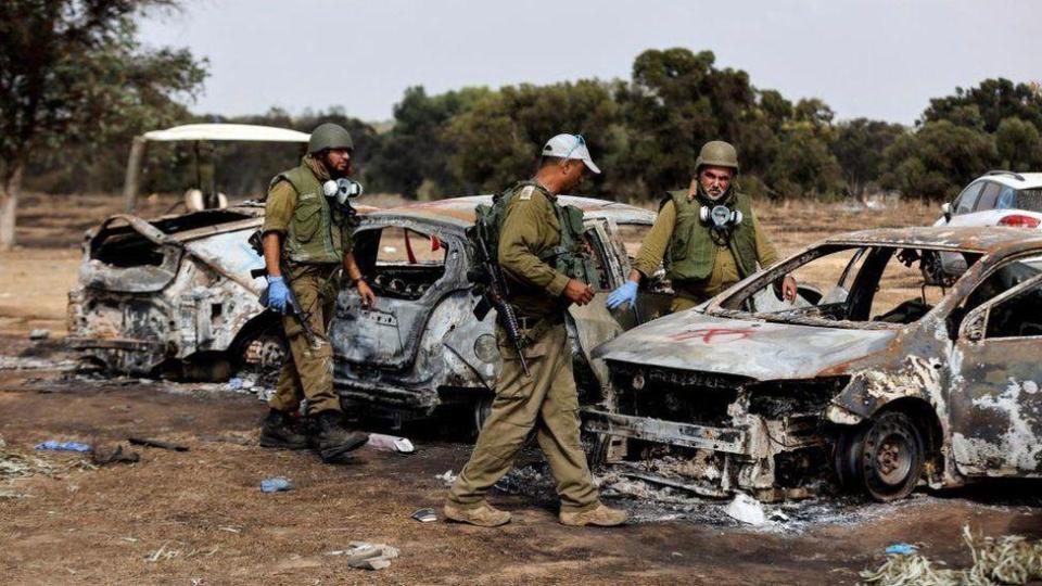 Vehículos incendiados en el festival Nova.