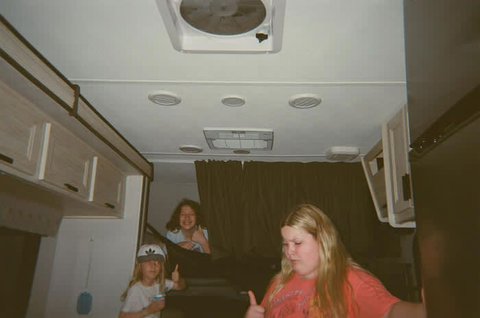 Los hijos de Tori Spelling en la autocaravana en la que viven