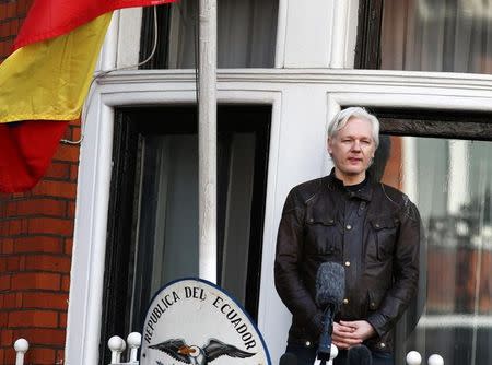 Wikileaks founder Julian Assange speaks on the balcony of the Embassy of Ecuador in London, Britain, May 19, 2017. REUTERS/Neil Hall