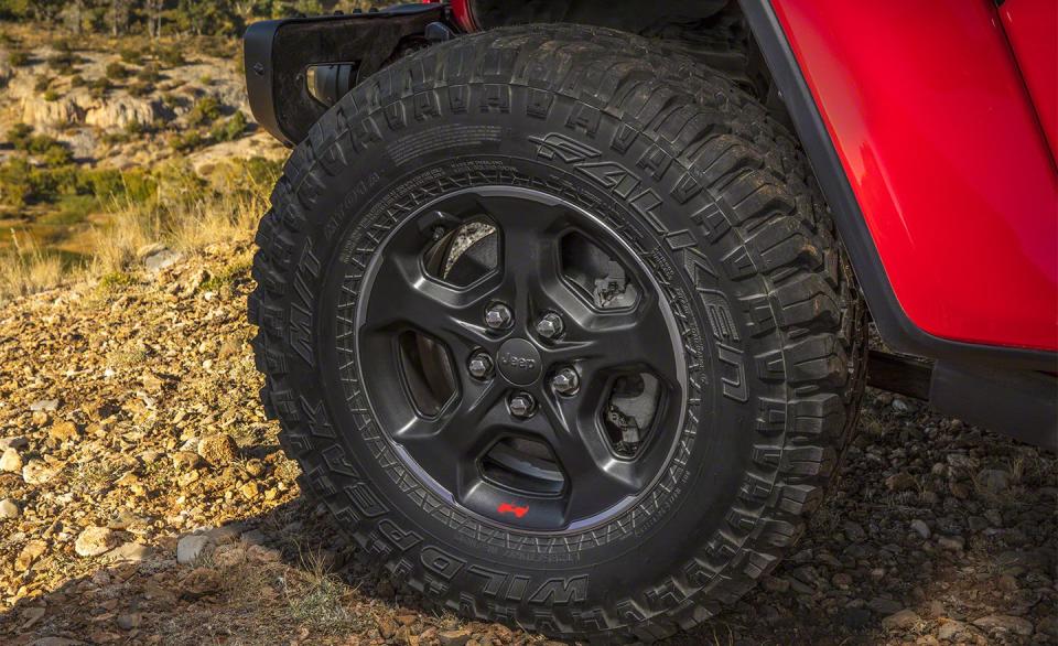 <p>Oh, and don't forget the Rubicon's 33-inch tires. Jeep says 35s will fit without modification. So, now you know. <br></p>