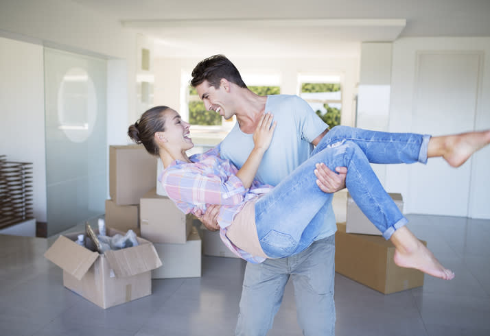 Mudarse juntos, un paso que genera mucha alegría. – Foto: Paul Bradbury/Getty Images