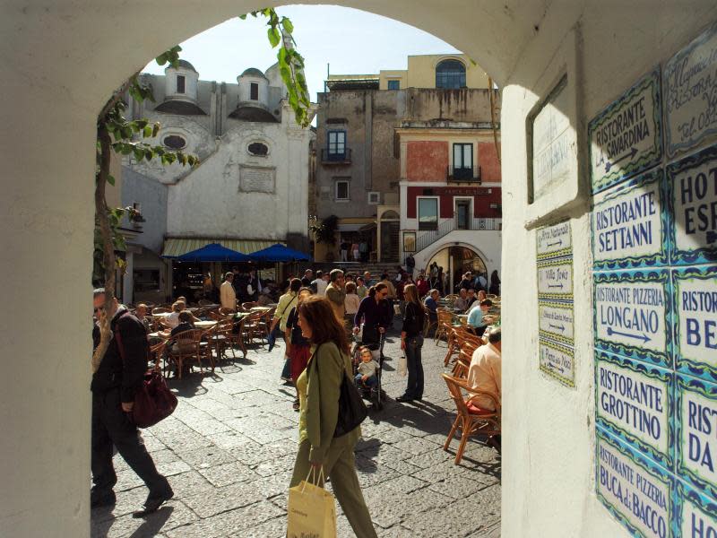 Entspanntes Treiben auf der Piazetta, der Piazza Umberto I. - auf dem kleinen Platz warten einige Cafés auf Gäste. Foto: Capri Tourism