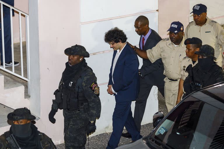 Samuel Bankman-Fried, siendo escoltado por autoridades de Bahamas el 12 de diciembre