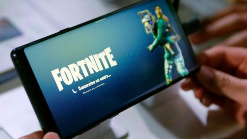 El juego Fortnite en un móvil