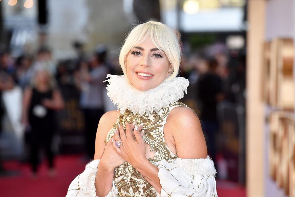 Im Oscar-prämierten Film "A Star Is Born" (2018) spielte Lady Gaga eine unscheinbare junge Sängerin und verzichtete deshalb auf die gewohnten knalligen Outfits. Bei der Premiere in London (Bild) zeigte sich Lady Gaga aber dann doch wieder als extravagant-modischer Schwan. (Bild: Jeff Spicer / Getty Images)