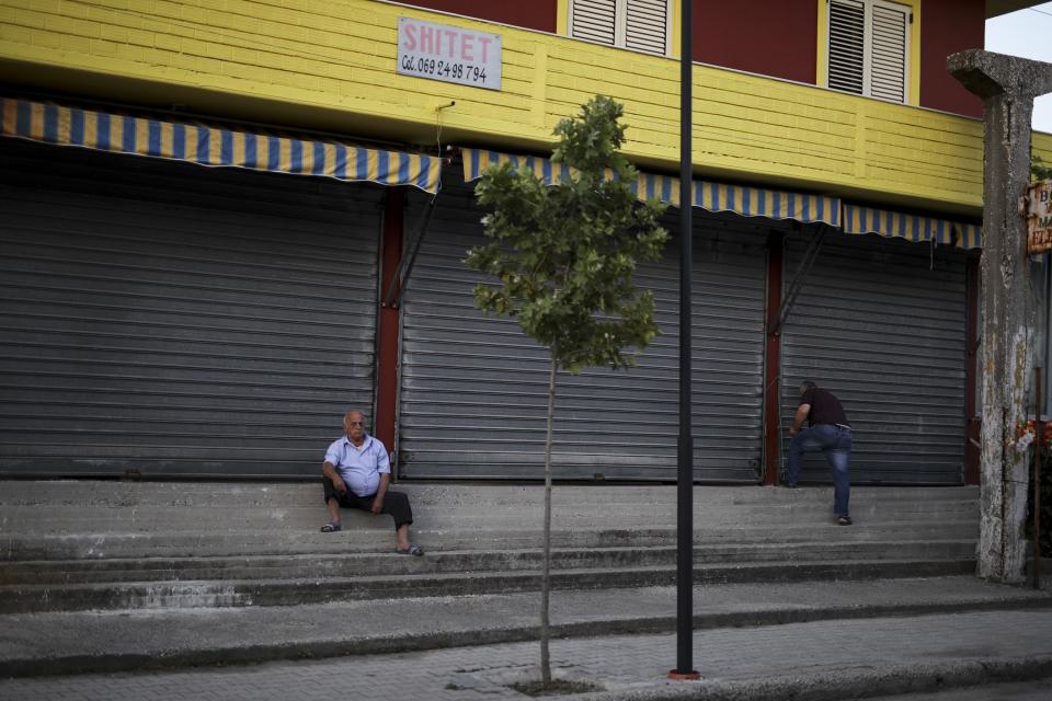 Oficialmente el desempleo en Ballsh es del 9%, pero muchas personas no se registran, por lo que la cifra real es mucho mayor. (Foto: Daniel Cole / AP).