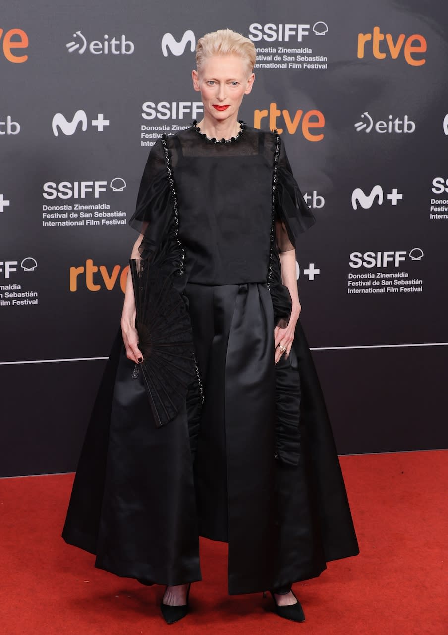 又被Tilda Swinton迷倒！可帥可甜的她，選擇了純黑CHANEL緞面裙裝出席電影節