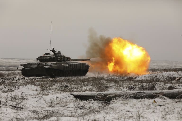 Un tanque ruso T-72B3 dispara durante un ejercicio militar en el campo de entrenamiento de Kadamovskiy, en la región rusa de Rostov