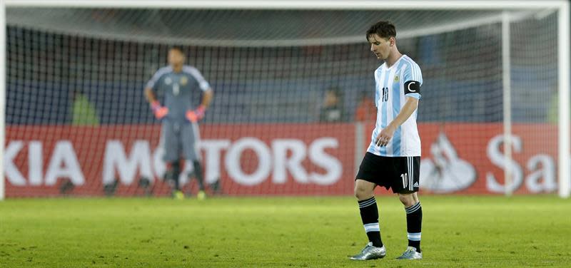 CA213. LA SERENA (CHILE), 13/06/2015.- El delantero argentino Lionel Messi tras el segundo gol de Paraguay que ha supuesto el empate a dos goles en el marcador, durante el partido Argentina-Paraguay, del Grupo B de la Copa América de Chile 2015, en el Estadio La Portada de La Serena de La Serena, Chile, hoy 13 de junio de 2015. EFE/Juan Carlos Cárdenas