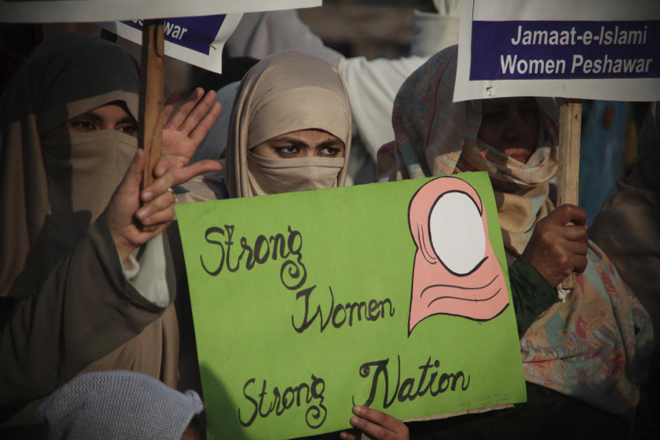 Activistas de Pakistán participan en una manifestación en el marco del Día Internacional de la Mujer, en Peshawar, Pakistán, el domingo 8 de marzo de 2020. (AP Foto/Muhammad Sajjad)