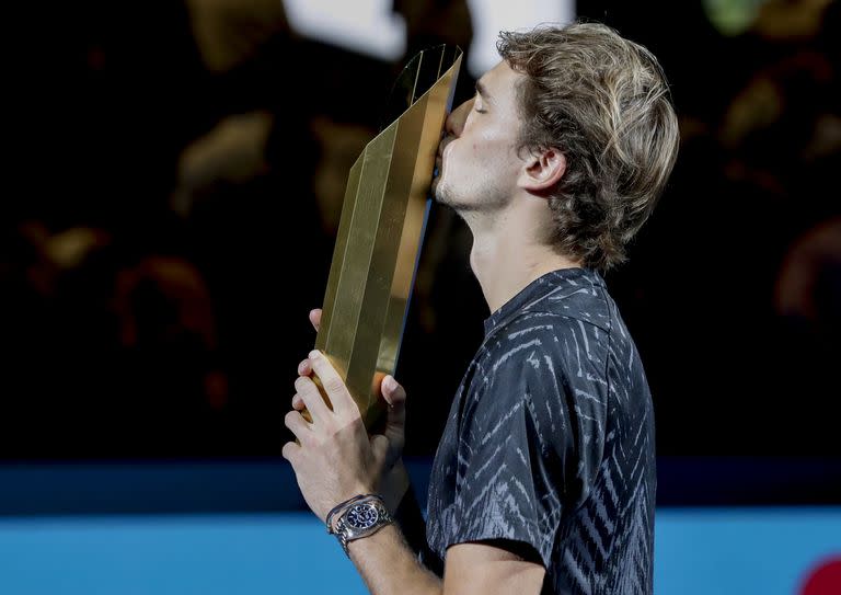 Alexander Zverev de Alemania besa el trofeo después de vencer a Frances Tiafoe de Estados Unidos en el partido final del ATP 500 de Viena