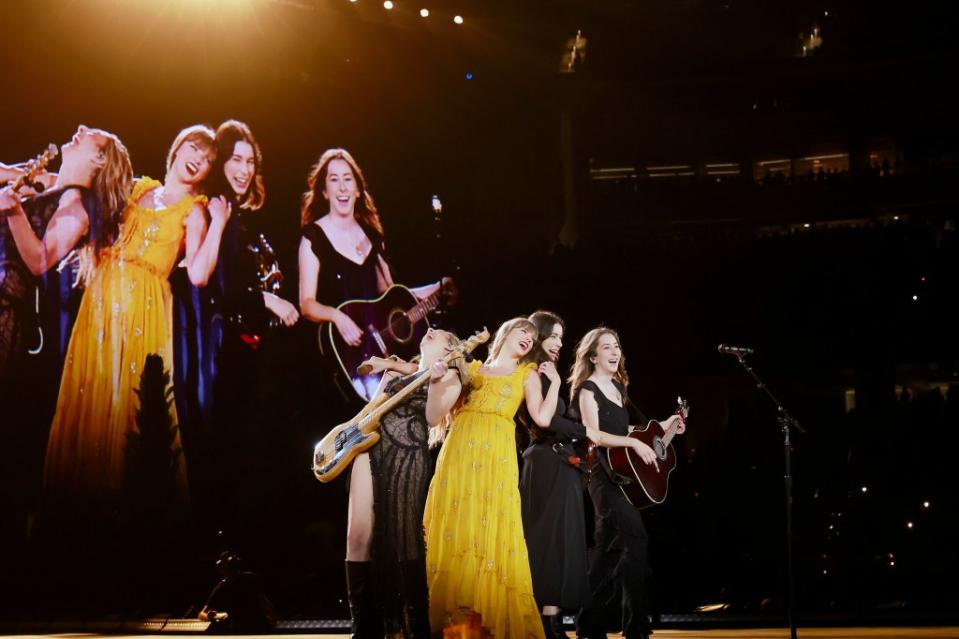 INGLEWOOD, CALIFORNIA - AUGUST 03: EDITORIAL USE ONLY. (L-R) Este Haim of HAIM, Taylor Swift, Danielle Haim and Alana Haim of HAIM perform onstage during "Taylor Swift | The Eras Tour" at SoFi Stadium on August 03, 2023 in Inglewood, California. (Photo by Emma McIntyre/TAS23/Getty Images for TAS Rights Management)