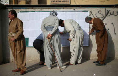 People look at their names in the lists at a polling station, during Kurds independence referendum in Erbil, Iraq September 25, 2017. REUTERS/Ahmed Jadallah