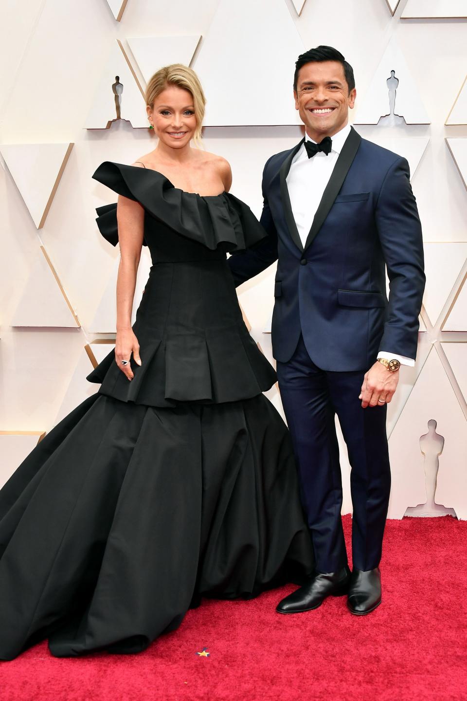 HOLLYWOOD, CALIFORNIA - FEBRUARY 09: (L-R) Kelly Ripa and  Mark Consuelos attend the 92nd Annual Academy Awards at Hollywood and Highland on February 09, 2020 in Hollywood, California. (Photo by Amy Sussman/Getty Images)