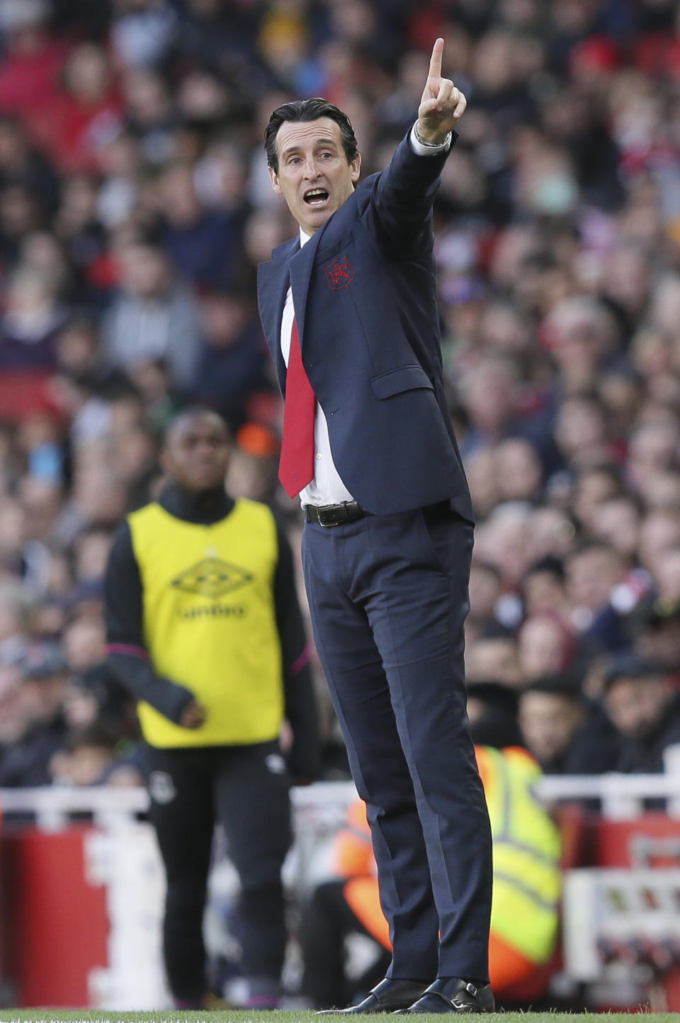 Arsenal's manager Unai Emery points during an English Premier League soccer match between Arsenal and Everton at the Emirates Stadium in London, Sunday Sept. 23, 2018. (AP Photo/Tim Ireland)