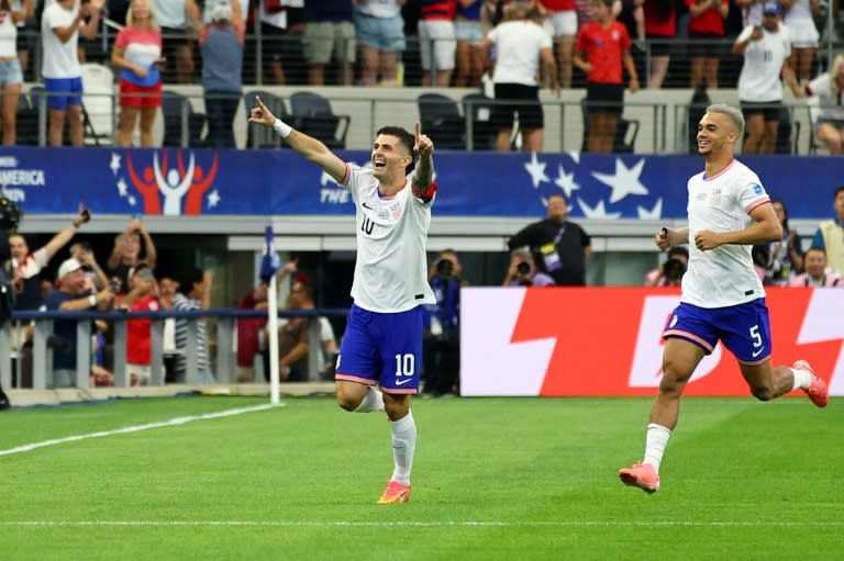 El delantero estadounidense # 10 Christian Pulisic celebra marcar el primer gol de su equipo durante el partido de fútbol del grupo C del torneo Copa América Conmebol 2024 entre Estados Unidos y Bolivia en el estadio AT&T en Arlington, Texas, el 23 de junio de 2024. (Aric Becker)