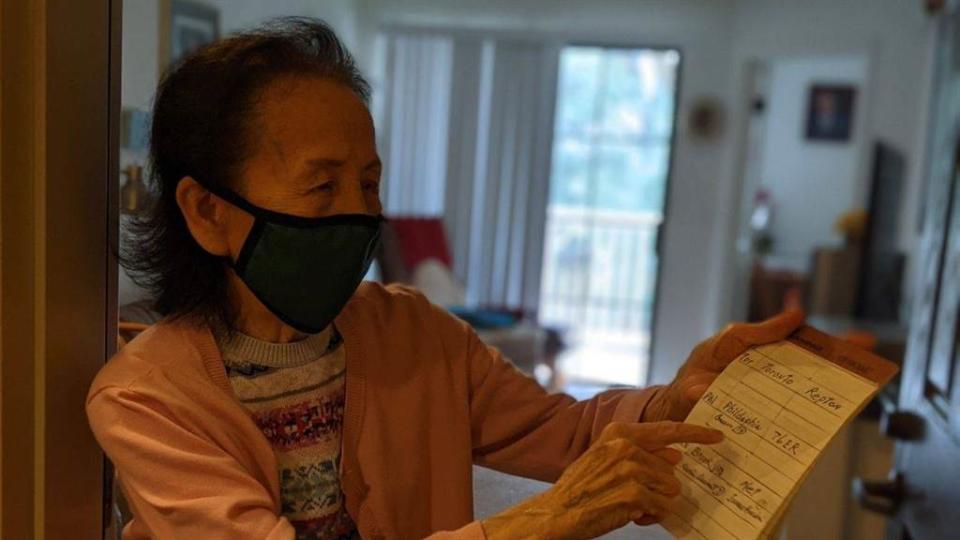 美國一位94歲亞裔阿嬤喜歡看NBA還做筆記，被孫兒上傳照片到推特而成為話題。（摘自推特@wiwigoo）