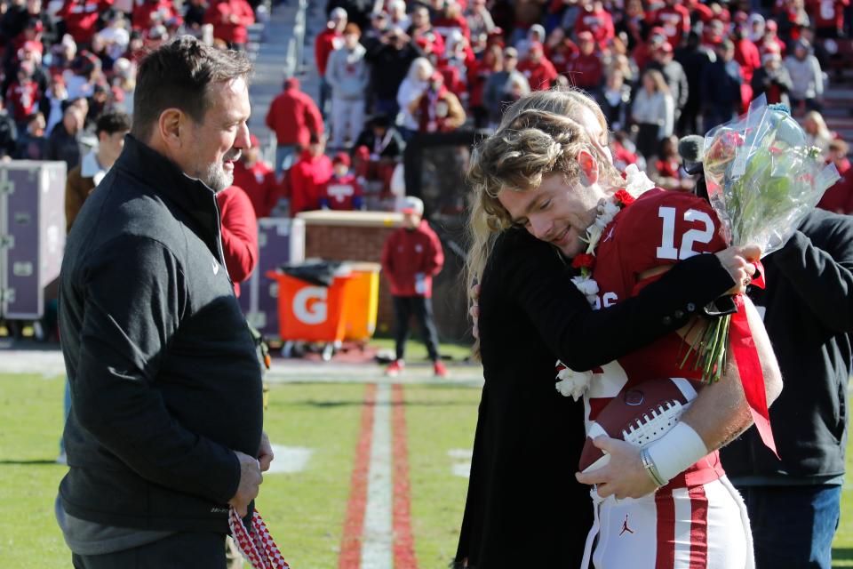 Bob and Carol Stoops greet their son Oklahoma Sooners wide receiver Drake Stoops (12) duringSenior Day before a college football game between the University of Oklahoma Sooners (OU) and the TCU Horned Frogs at Gaylord Family-Oklahoma Memorial Stadium in Norman, Okla., Friday, Nov. 24, 2023.